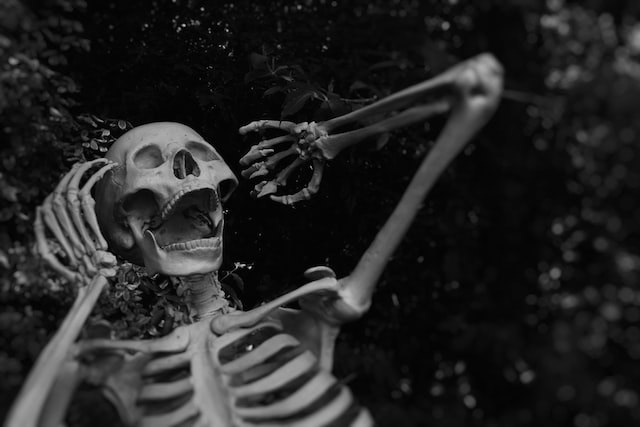 Smink skelett – så här blir du det läskigaste skelettet till Halloween